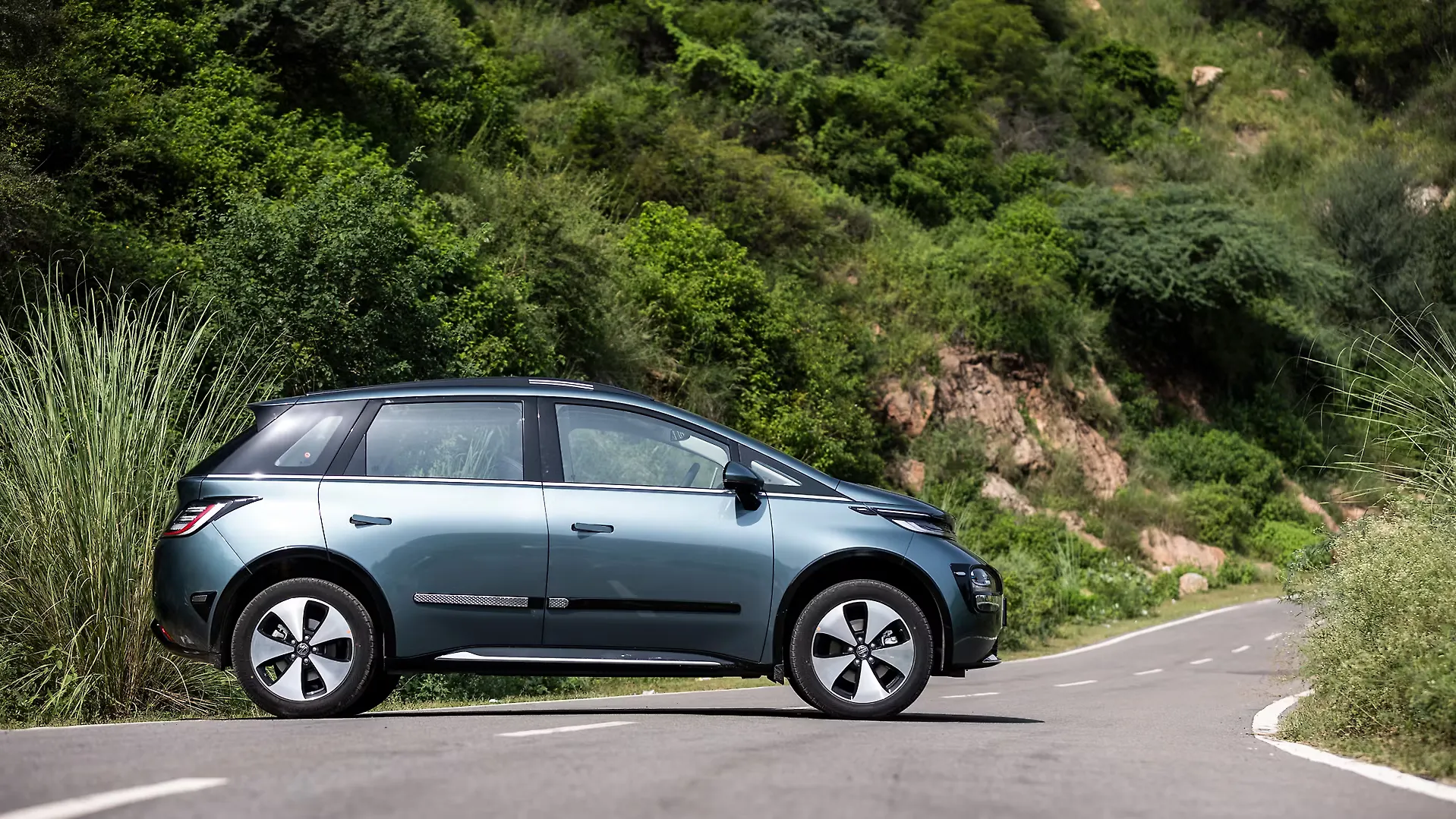 MG Windsor EV side view